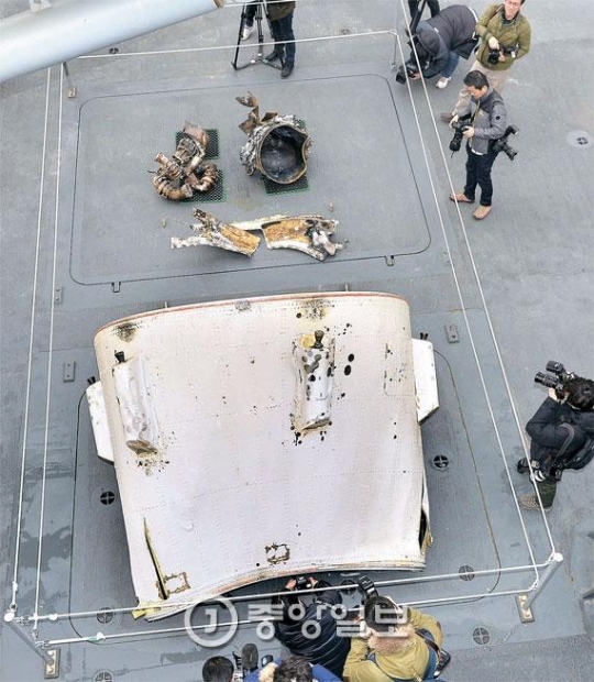 韓国海軍は１１日午後、京畿道（キョンギド）平沢（ピョンテク）第２艦隊で北朝鮮長距離ロケット（ミサイル）推進体の残骸物を公開した。推進体の連結部と推定される残骸物は今月８日、西海於青島近海で韓国海軍救難艦「統営」よって回収された。