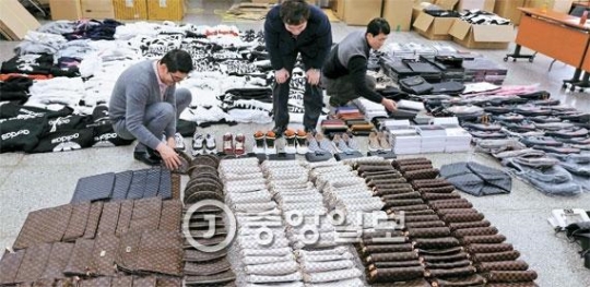 １１日、釜山中部警察署によって押収された偽ブランド品。