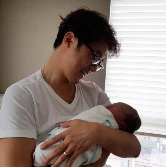 俳優アン・ジェウク（左）が生まれたばかりの赤ちゃんを抱いている（写真＝本人のインスタグラム）