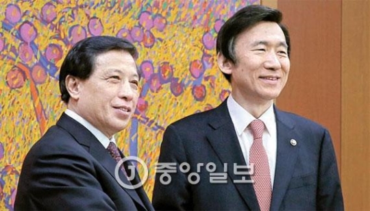 尹炳世（ユン・ビョンセ）長官が１６日、外交部で中国の張業遂筆頭外務次官に会った。