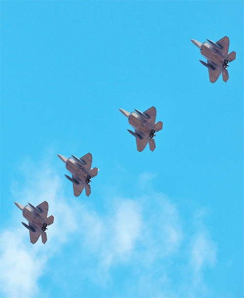 １７日、京畿道平沢市の在韓米軍烏山空軍基地上空で低空飛行を行っている米空軍のステルス戦闘機「Ｆ－２２」。（写真＝共同取材団）