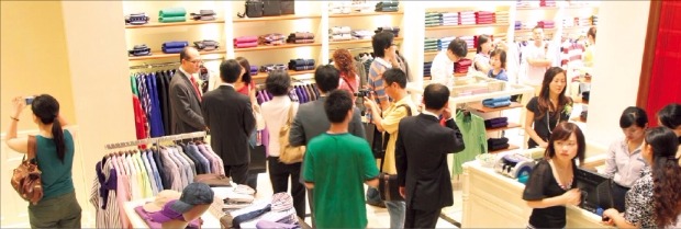 中国に進出する韓国のファッション企業が増えているが、ほとんどが大きい成果を出せずにいる。中国温州にある韓国カジュアルブランドの売り場の様子。