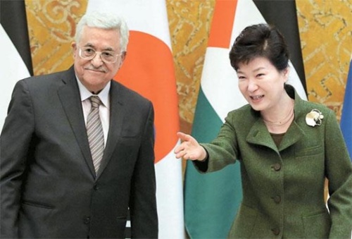 １８日、青瓦台で朴槿恵大統領（右）とパレスチナ自治政府のマフムード・アッバス議長が会談を行った。朴大統領がアッバス議長を案内している。（写真＝青瓦台写真記者団）