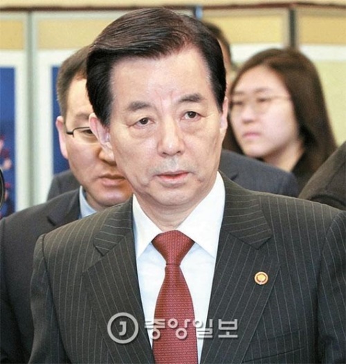 韓民求国防長官が１８日、国会で開かれた安保状況緊急政府・与党協議に出席している。韓長官はＴＨＡＡＤ体系配備敷地選定に関し「国民の安全と環境に影響がないよう配備する」と述べた。