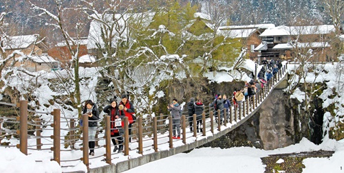 日本のアルプスと呼ばれる高山は、岐阜県でも山間部にあるが多様な支援策を用意して３年後に外国人観光客が４倍に増えた。