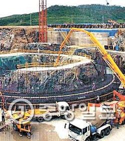 北朝鮮軽水炉発電所のコンクリート打設作業。（中央フォト）