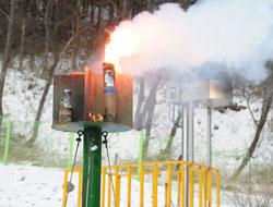 人工降雪実験の様子。燃焼弾を放って雲の種になる煙を吹き出している。（写真＝国立気象科学院）