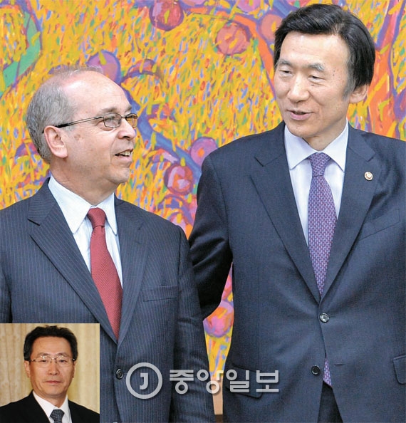 ラッセル米国務次官補（左）と尹炳世（ユン・ビョンセ）外交部長官。左下は中国の武大偉韓半島問題特別代表。