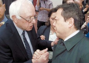 米民主党の大統領選候補バーニー・サンダース（左）がキム・ヒョンギ中央日報ワシントン特派員に自身の政策を説明している。