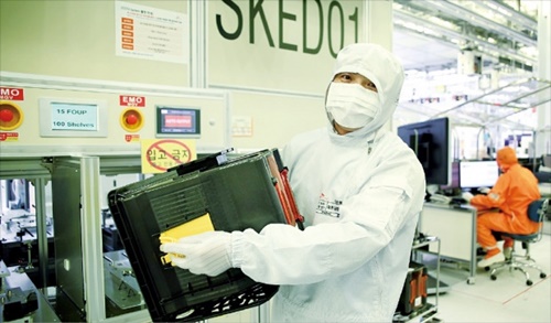 ３次元ＮＡＮＤ型フラッシュメモリーの量産に入ったＳＫハイニックス清州（チョンジュ）工場でキム・ジョンヒョンなＮＡＮＤファブ１チーム長がフープを持って見せている。