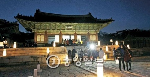 １日、夜間開放された昌慶宮・明政殿を見学している市民たち。