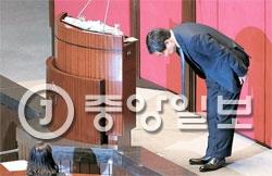 「共に民主党」の李鍾杰院内代表が２日午後、国会本会議場で１２時間３１分にわたる演説を終えあいさつしている。