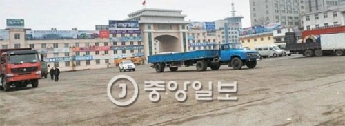 国連安保理の対北朝鮮制裁案が効力を発揮した３日、閑散としている中国丹東税関の駐車場。