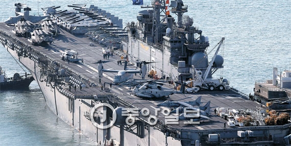 ３日、釜山海軍作戦基地に入港した米海軍の強襲揚陸艦「ボノム・リシャール」。