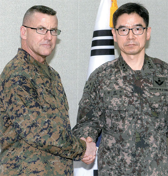 韓国側代表のチャン・ギョンス国防部政策企画官（右）と米国側代表のロバート・ヘドランド在韓米軍司令部企画参謀部長が会議の前に握手している。（写真＝共同取材団）