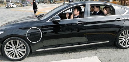 ７日、韓国初の自動運転車許可を受けた現代自動車「ジェネシス」が政府世宗庁舎案内棟の前で試験運行を行っている。自動運転車は左側前輪付近にある側傍レーザースキャナ（白円で囲んだ部分）を通じて周辺の物体を感知して距離を測定する。