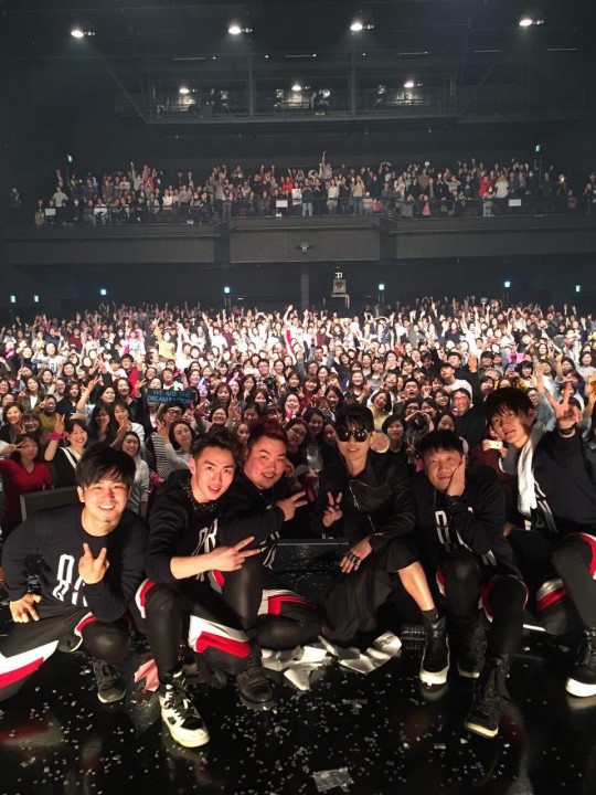 歌手イ・スンファンの日本公演の記念写真