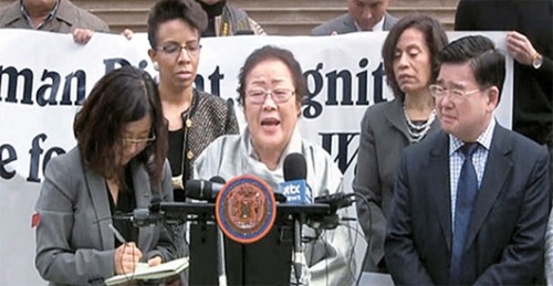 李容洙（イ・ヨンス）さんが８日、ニューヨーク市庁の前で日本の謝罪と賠償を要求している。