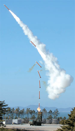 国内技術で開発した対空ミサイル「天弓」の昨年の試験発射場面。天弓は垂直発射後、火薬が爆発して方向を定めて目標物をとらえる。（写真＝中央フォト）