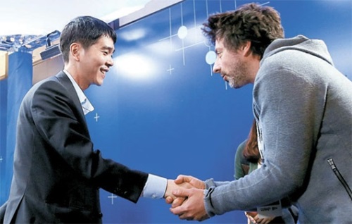 李世ドル九段（左側）が１３日、ソウル光化門（クァンファムン）フォーシーズンズホテルで開かれたアルファ碁との第４局に勝利した後、グーグル共同創業者のセルゲイ・ブリンと握手している。（写真提供＝グーグル）