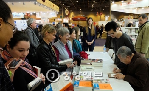 作家のファン・ソギョン氏が１７日、仏パリ図書展でサイン会を行っている。読者は『シムチョン』などのフランス語翻訳本を持ってきてファン氏からサインをしてもらった。