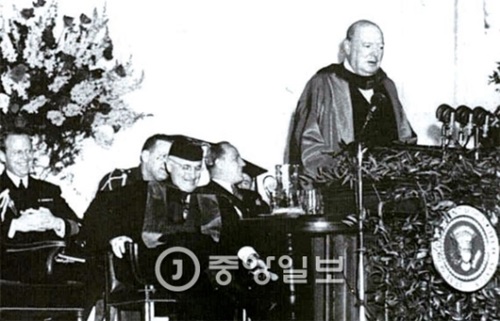 １９４６年３月５日、米ミズーリ州フルトンのウェストミンスター大学で４５分間、「鉄のカーテン」演説をするチャーチル英首相、左側の前はトルーマン米大統領。（中央フォト）