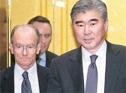 米国のソン・キム北朝鮮担当特別代表（右側）とダニエル・フリード制裁政策調整官が２１日、韓国外交部で「韓米高官対北朝鮮制裁協議」を終えた後、会議場を後にしている。