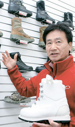 １１日、釜山・松亭洞のトレクスタ本社でクォン・ドンチル代表がインドの山岳地帯用防寒靴を紹介している。この軍靴は内皮と外皮の分離が可能で、山岳地帯でスキーを装着できるのが特徴だ。