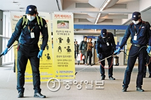 韓国内でも初めてのジカウイルス（ジカ熱）感染者が発生した。感染者はブラジルに出張してきたＬさんだ。２２日、仁川（インチョン）国際空港の入国場で防疫専門業者職員がジカウイルス感染に備えた消毒作業を行っている。