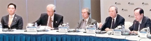 ボアオ・アジア・フォーラム理事陣が２３日、世界経済について討論している。左から李在鎔サムスン電子副会長、ゴー・チョクトン前シンガポール首相、アブドラ・バダウィ前マレーシア首相、曽培炎前中国副首相、福田康夫元日本首相。