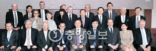 「韓仏リーダーズフォーラム」の初会合が２３日、ソウル、新羅ホテルで開かれた。