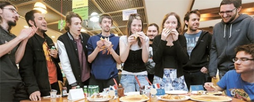 ２４日、啓明（ケミョン）大学バウアー館で、フランス人留学生が自国の伝統料理を分け合って食べ、楽しい時間を過ごしている。