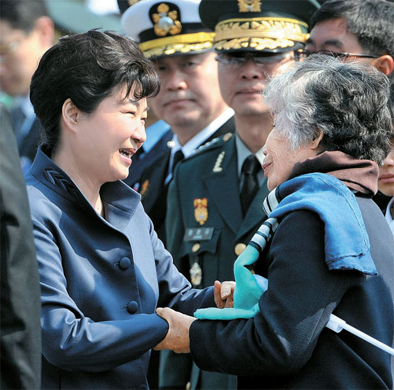 朴大統領が「天安」爆沈当時に殉国した故ミン・ピョンギ上士の母ユン・チョンジャさんを慰めている。