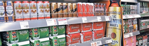 ソウルのイーマート聖水店に陳列された輸入ビール。ここで１～２月に販売されたビールの４１．９％が輸入ビールだった。輸入ビールは多様な味に割引行事、ビール専用ジョッキ提供を掲げ急速に市場を広げている。（写真＝イーマート）