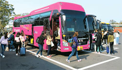 今月２８日、済州空港に到着した修学旅行団が観光に向かうバスに乗り込んでいる。