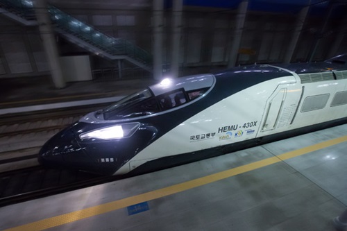 高速列車「ヘム（ＨＥＭＵ－４３０Ｘ）」（写真＝韓国鉄道技術研究院）