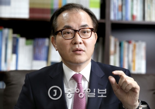 崔鎮旭院長は「統一後の韓半島のアイデンティティー確立のためにさまざまな人文学研究が必要」と強調した。（中央フォト）