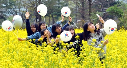 １４日午後、国立大田顕忠院（テジョン・ヒョンチュンウォン）の野生花公園にピクニックに来た大田槐亭（クェジョン）高校１年生の女子学生が菜の花畑で自撮り写真を撮って楽しんでいる。