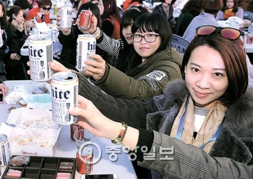 先月２８日、仁川月尾島で開かれた「チメク」パーティーで中国人観光客が缶ビールを飲んでいる。国内では野外で生ビールを販売できない。（中央フォト）