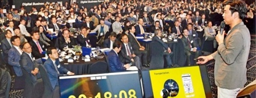 韓国経済新聞社と世界的なコンサルティング会社Ａ．Ｔ．カーニーが共同主催した「デジタルビジネスフォーラム２０１６」が２１日、ソウル三成洞グランドインターコンチネンタルホテルで開かれた。約９００人の出席者が「デジタル革新のトレンドとカカオの未来」をテーマにしたイム・ジフン・カカオ代表の演説を聴いている。