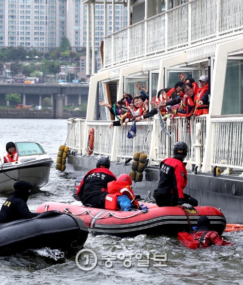 ２７日、ソウル漢江の元暁大橋南端周辺で実施された官・民・軍の合同複合災難仮想訓練で、軍と消防隊員が救助活動を行っている。