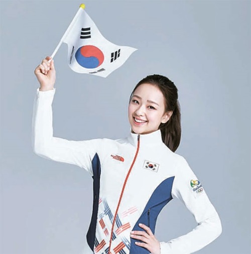 大韓体育会が２７日、リオデジャネイロオリンピックＤ－１００行事で国家代表チームの団体スーツとトレーニングウェアを公開した。太極旗４卦模様を基にデザインした受賞用団体スーツを着た新体操国家代表のソン・ヨンジェ。（写真＝ノースフェイス）