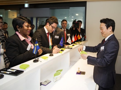 ２７日午前、広橋ビジネスセンターで開かれた「欧州ビジネスセンター開所式」で、南景弼・京畿道知事が歓迎の挨拶と中小企業銀行との協約式後、来賓と施設ツアーをしている。（写真＝京畿道庁）
