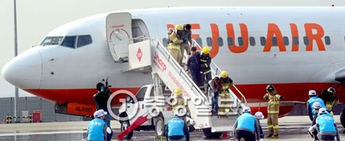 ２８日、金海国際空港の係留場で「対テロおよび航空機事故収拾総合訓練」が実施された。訓練に参加した消防隊員が、テロで負傷したという想定で乗客を移送している。