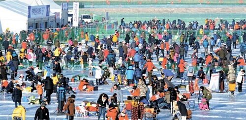 観光客が江原道華川郡でことし１月に開かれた「ヤマメ祭り」で釣りを楽しんでいる。（写真＝華川郡）