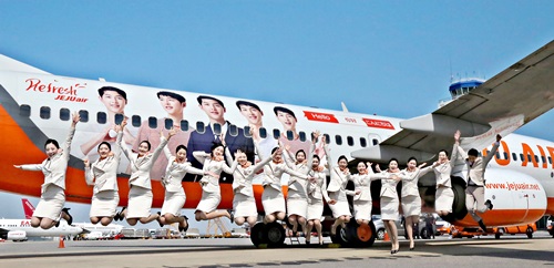 １６日、ソウル金浦国際空港でチェジュ航空が公開したソン・ジュンギのラッピング旅客機。