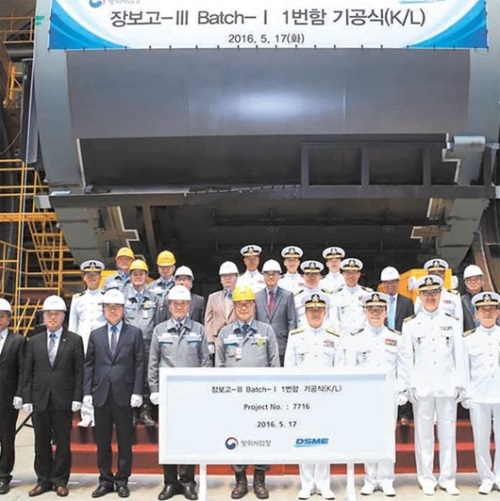 慶尚南道巨済の大宇造船海洋で１７日に開かれた「張保皐－IIIＢａｔｃｈ－Ｉ」（３０００トン級）起工式。（写真＝防衛事業庁）