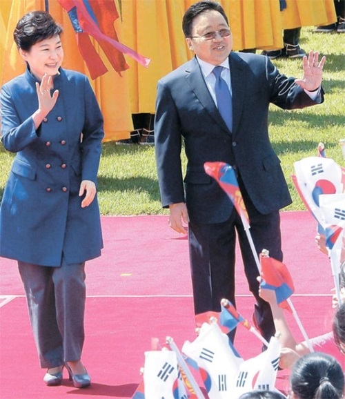 朴槿恵（パク・クネ）大統領（左）とモンゴルのツァヒアギーン・エルベグドルジ大統領（右）