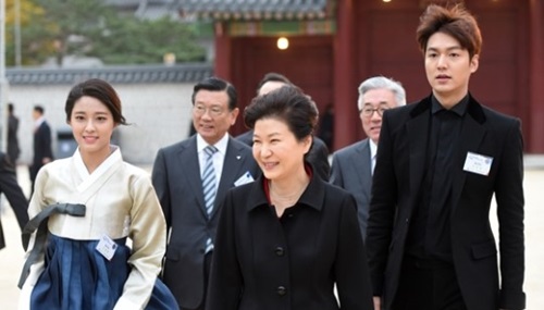 ＡＯＡのメンバー、ソリョン（左側）が朴槿恵大統領、俳優イ・ミンホとともに「２０１６～２０１８韓国訪問の年　宣言式」のために入場している。（写真＝青瓦台写真記者団）