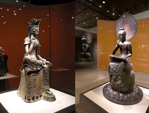 ２３日、ソウル国立中央博物館で公開された韓国国宝の金銅半跏思惟像（左）と日本国宝の中宮寺木造菩薩半跏像。